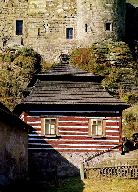 Деревянный дом под замком Кост