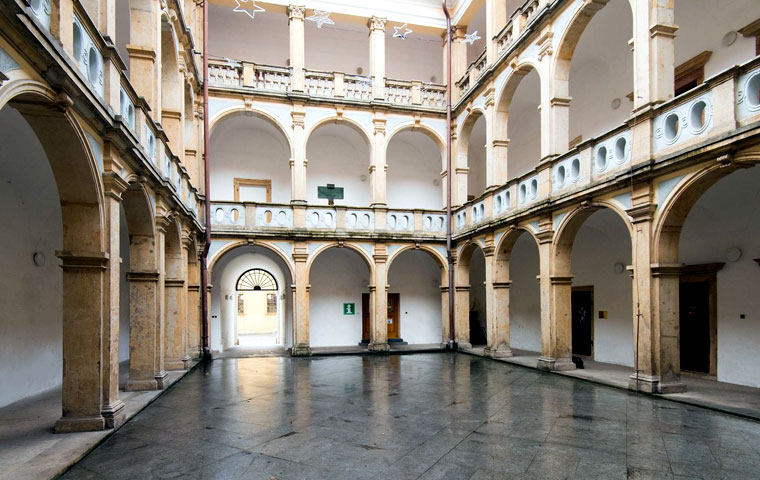 Двор Валдштейнского замка Современное фото