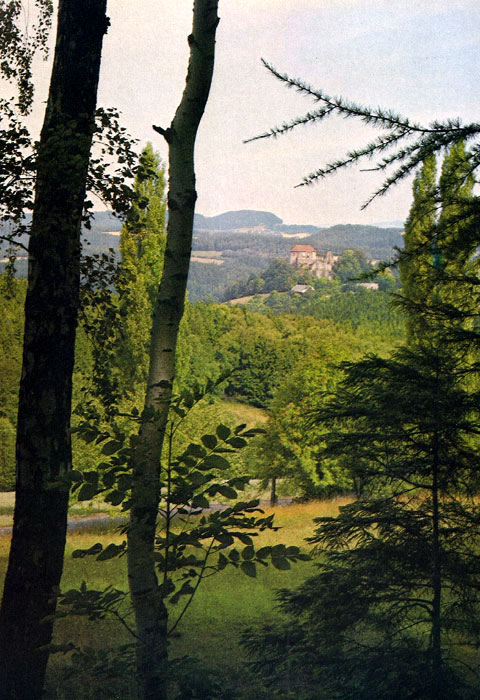Пейзаж с видом на замок Пецка