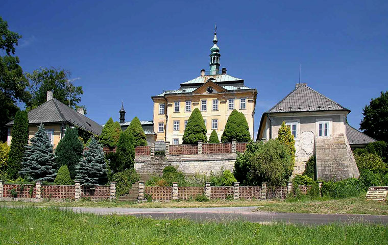Замок в Ичиневес округ Йичин